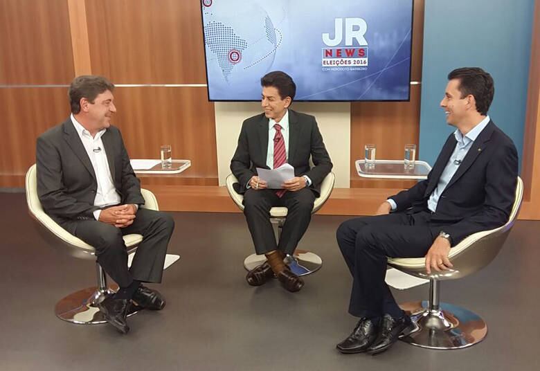 Paulo Serra (PSDB) e Carlos Grana (PT), candidatos a prefeitura de Santo André, estiveram no terceiro dia de debate. Os adversários que participaram da atual gestão à frente do município, Grana como prefeito e Serra como secretário de Obras e Serviços Públicos no município, mantiveram um tom ameno e sem ataques explícitos, mas não esconderam a insatisfação de terem feito parte do mesmo núcleo político

— Assista a íntegra do debate
