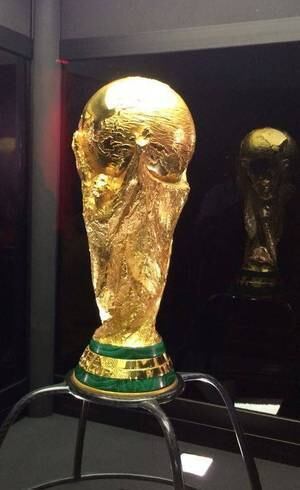 Já está em Brasília a Taça que será erguida pelo campeão da Copa do Mundo em julho. O troféu fica exposto no estacionamento do Estádio Mané Garrincha até esta quarta-feira (28), das 9h às 21h, e será visto por milhares de brasilienses. Quem agendar a visita à exposição, além de conhecer a taça, tem a oportunidade de tirar uma foto ao lado do mais cobiçado símbolo do futebol mundial