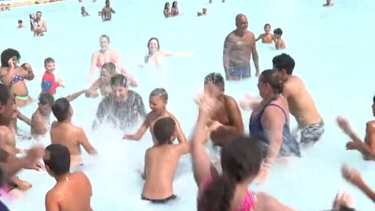 Para curtir bem o verão, é essencial usar o protetor solar. Mas, além do produto no formato de cremes, existem outras formas que também ajudam a diminuir a ação dos raios, como roupas de proteção ultravioleta.
Acompanhe outras matérias importantes do Balanço Geral Manhã, que vai ao ar de segunda a sexta-feira, a partir das 5h, na RECORD.