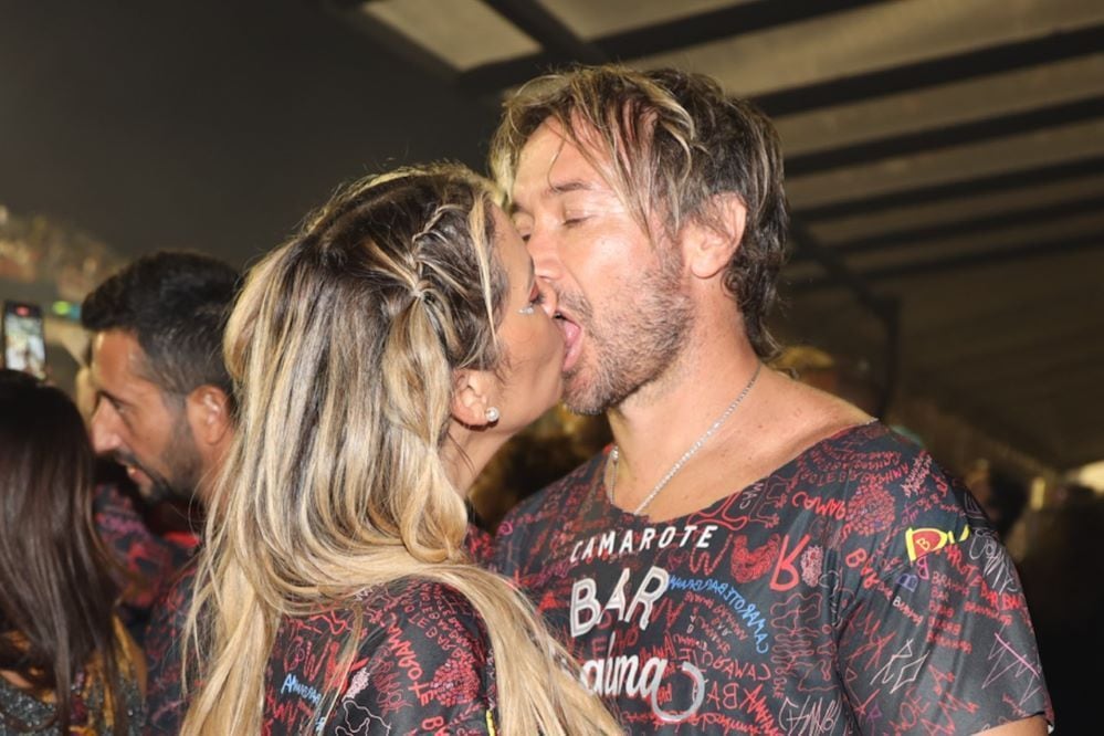 O ex-jogador Lugano dá beijão em sua mulher