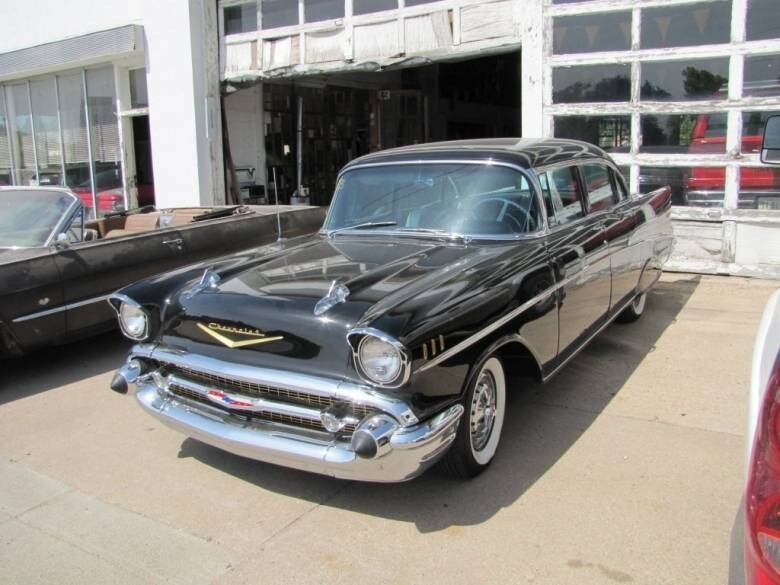 Outro modelo clássico que vai à leilão é este Chevrolet Bel Air Sedan quatro portas, ano 1957. O preço inicial é tentador: R$ 4.008 (US$ 1.300)