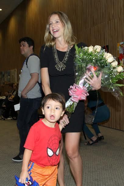 A atriz, que deu à luz os gêmeos Bem e Liz há dois meses, levou o filho mais velho para o lançamento. Dom estava vestido a caráter com uma camiseta do Homem-Aranha