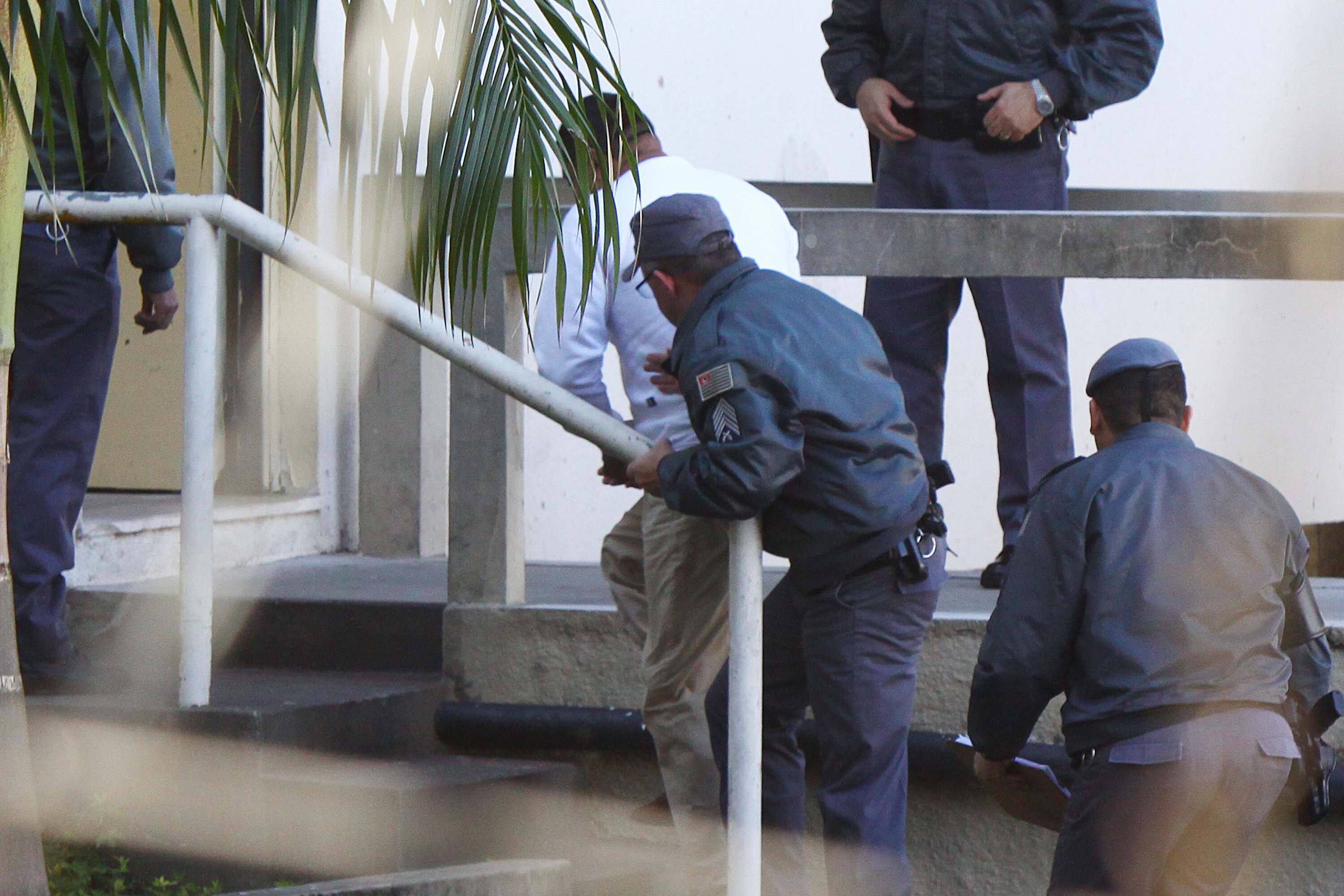 Chegada do vigia Evandro Bezerra para o julgamento no Fórum Criminal de Guarulhos, na Grande SP, nesta segunda-feira (29)