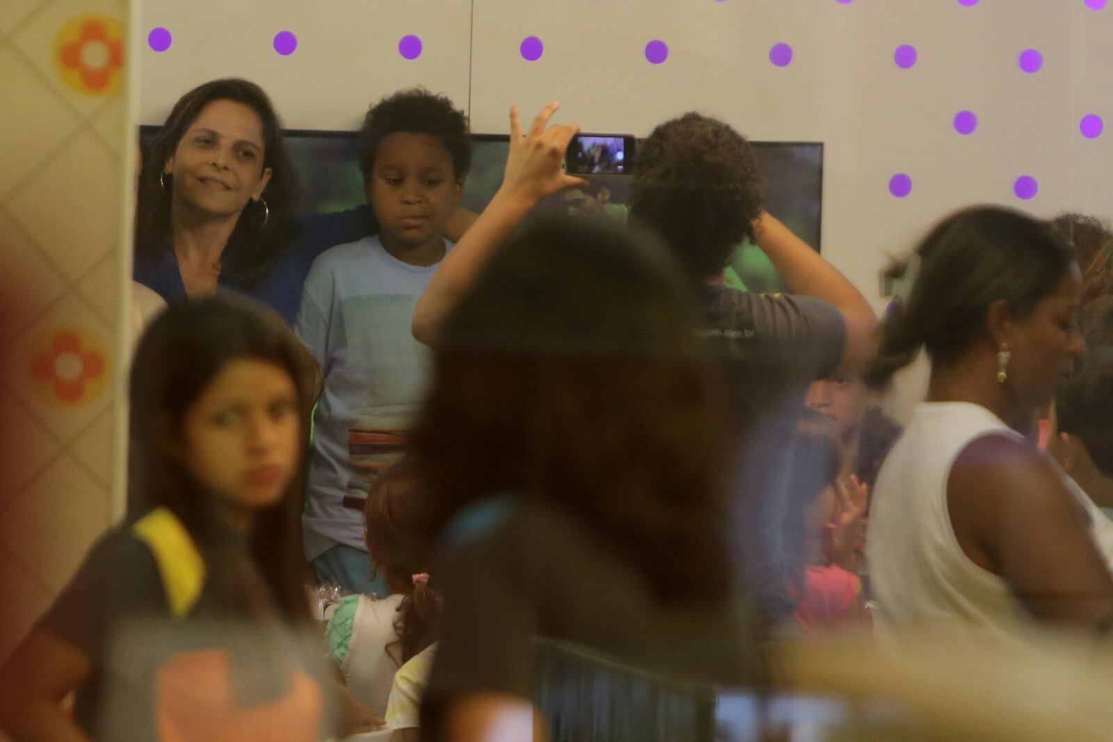 Drica Moraes comemora aniversário do filho adotivo em parque infantil