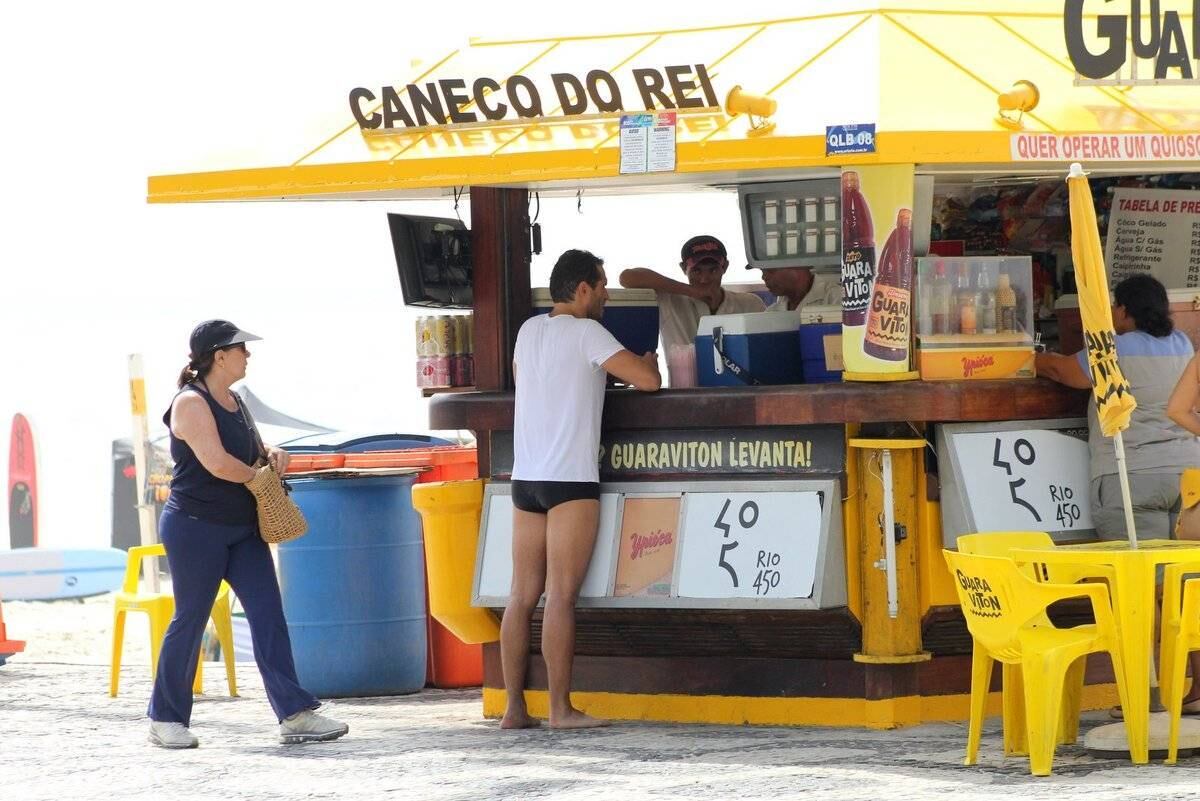 Paulo Rocha é fotografado bebendo água de coco na orla do Leblon, no Rio de Janeiro
