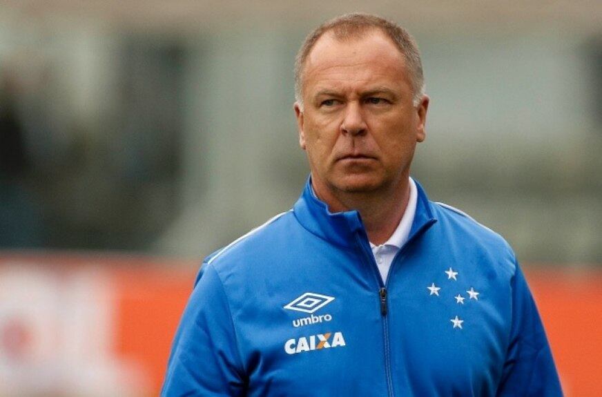 O treinador brasileiro Mano Menezes confirmou que a Associação Paraguaia de Futebol o procurou para assumir o comando técnico da seleção do Paraguai e que disse não ter interesse de deixar, nesse momento, o clube de mineiro.

