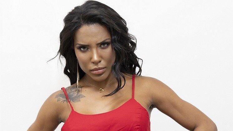 Caroline Lekker
Muito antes dos famosos ‘testes de fidelidade’ viralizarem
nas redes sociais, a modelo acreana já fazia parte do grupo que pegava homens infiéis
no pulo! Contratada por esposas e namoradas desconfiadas, Carol chegou a faturar US$ 10 mil (cerca de R$ 50 mil, na cotação atual) com a tarefa, sendo que
cada teste custava em torno de US$ 2 mil (R$ 10 mil). Parte do dinheiro, segundo
ela, ajudou a pagar seus investimentos em procedimentos estéticos, cujo total
beira R$ 300 mil