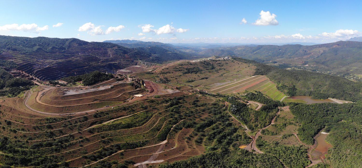 Estrada de ferro passa ao lado de barragem em risco