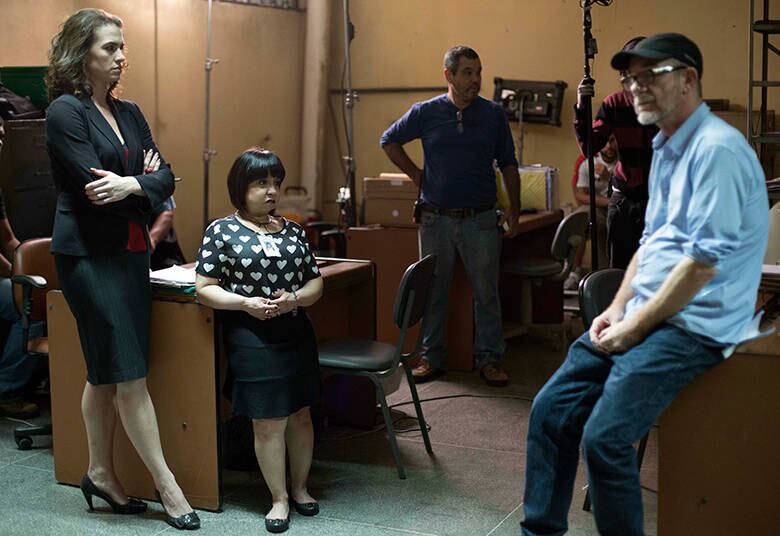 Ele continua: "Em suma, uma pauta variada de mazelas, cenas que envolvem situações complexas de assédio, abuso, violência com crianças e adolescentes. É um universo de personagens adultos perdidos ou em desacordo com um sistema social falho”