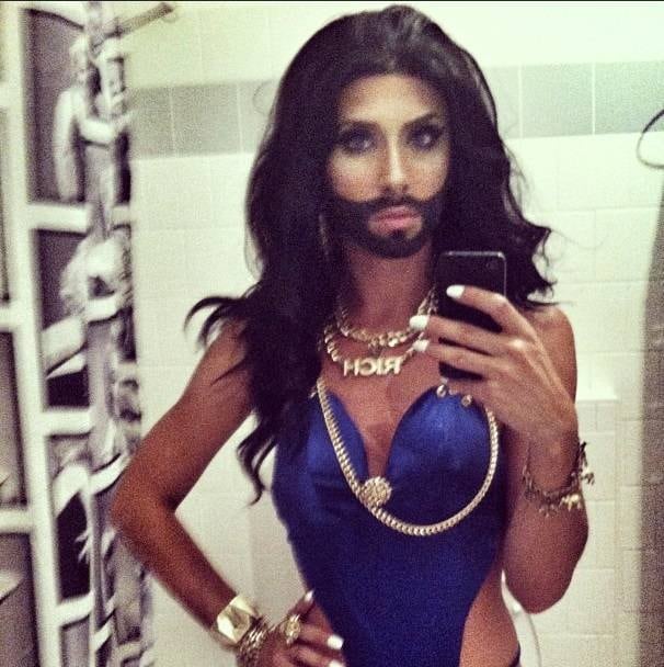 Um selfie de Conchita. E aí, as famosas ficaram parecidas com ele?
