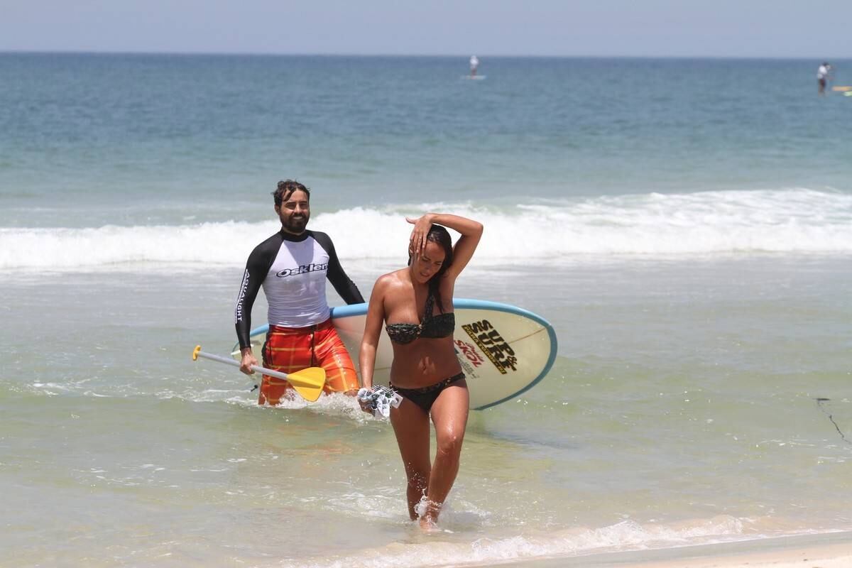 Bruno Gagliasso e Ricardo Pereira praticam stand up paddle na praia da Barra da Tijuca, no Rio