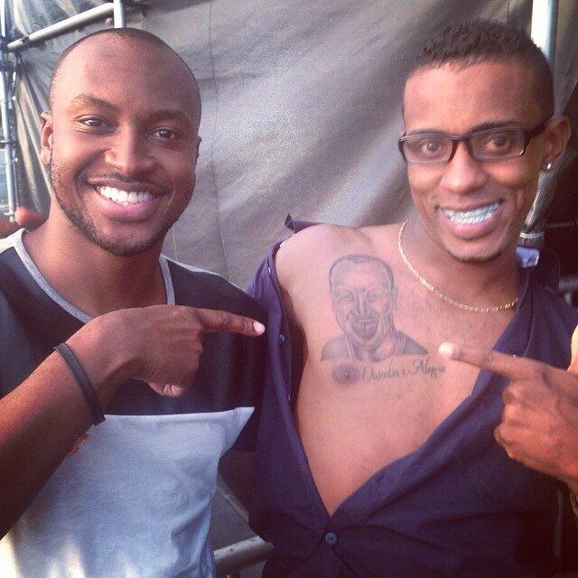 O cantor Thiaguinho foi surpreendido por um fã que tatuou seu rosto no peito. Ele tirou uma foto com o rapaz e publicou em suas redes sociais.

— Olha a homenagem que recebi em Salvador/BA.. Coisas assim me deixam sem palavras! Juro, farei de tudo pra sempre ser energia boa pra vcs!

Não é só o Thiaguinho que ganha homenagens desse tipo. Veja a seguir as tatuagens mais impressionantes de fãs para os artistas!