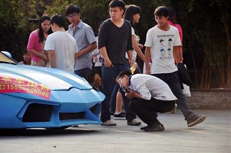Os chineses também desconfiaram do preço muito baixo e olharam mais de perto para observar os detalhes internos do modelo, que apresentava uma pintura fosca azul céu