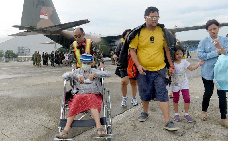 Segundo Romualdez, há um crescente sentimento de desespero e
desesperança entre os sobreviventes, que tentam deixar a cidade para
trás a todo custo