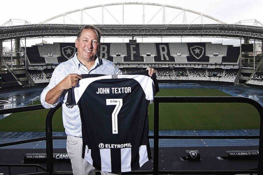 ESQUENTOU - O Botafogo planeja ser ativo no mercado da bola. O planejamento do clube, que recentemente teve o contrato definitivo da SAF assinado e passou a ter controle total do futebol por John Textor, é de contratar seis a oito jogadores ainda antes do Campeonato Brasileiro começar.