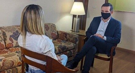 Bianca Dominguez em entrevista a Roberto Cabrini no "Domingo Espetacular"