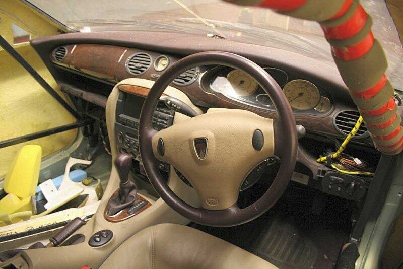 Muitos dos carros estão com a cabine parcialmente forrada