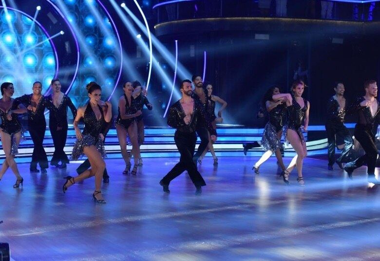 Os bailarinos, que servem como técnicos dos competidores, também tiveram sua chance de brilhar ainda mais ao encerrarem o programa de estreia com uma bela performance ao som de Shut Up and Dance, da banda Walk The Moon