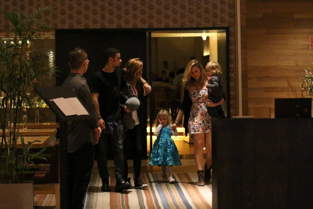 O trio de artistas foram vistos juntos em um shopping na Barra da Tijuca, no Rio de Janeiro