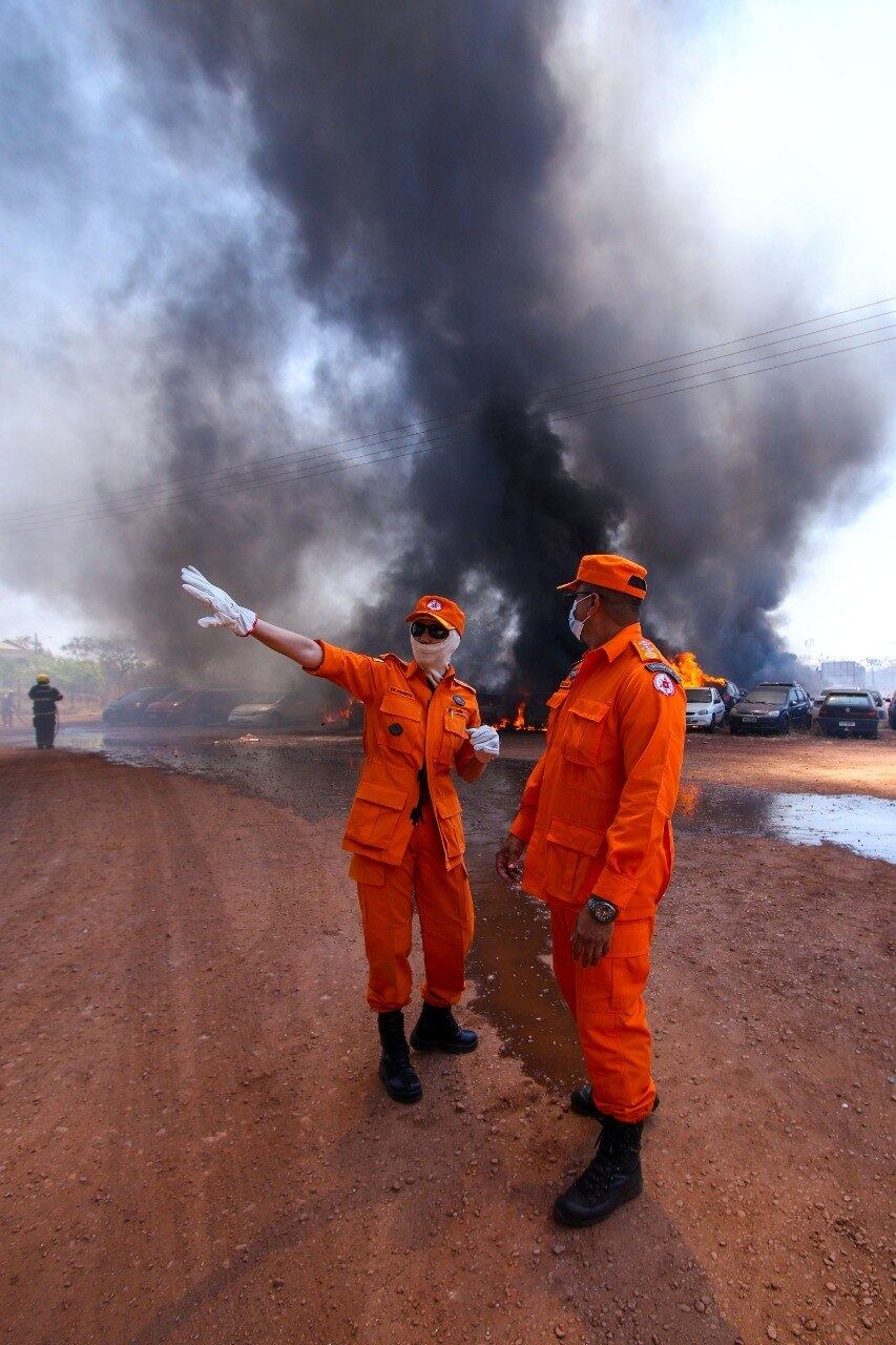 Agentes tiveram dificuldades para controlar o fogo, que começou durante a manhã e se estendeu pelas primeiras horas da tarde