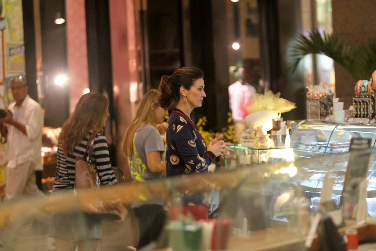 Gente como a gente! Fátima Bernardes escolhe ovos de Páscoa às vésperas de feriadão