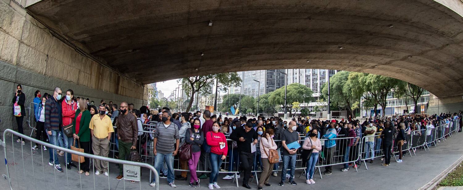 Fila do mutirão do emprego, no Anhangabaú, no centro de São Paulo