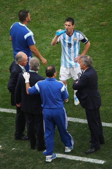 Messi não resiste ao calor de Brasília e aproveita para tomar água enquanto a bola está parada.