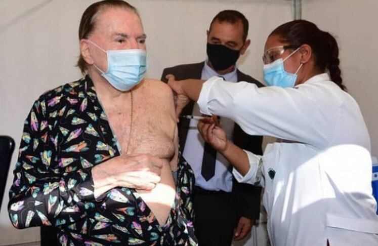 Desde então, o Brasil avançou na vacinação, com três tipos de imunizantes: Astrazeneca (da Fiocruz), Coronavac (do Butantan) e Pfizer. Na foto, Silvio Santos recebe a vacina.