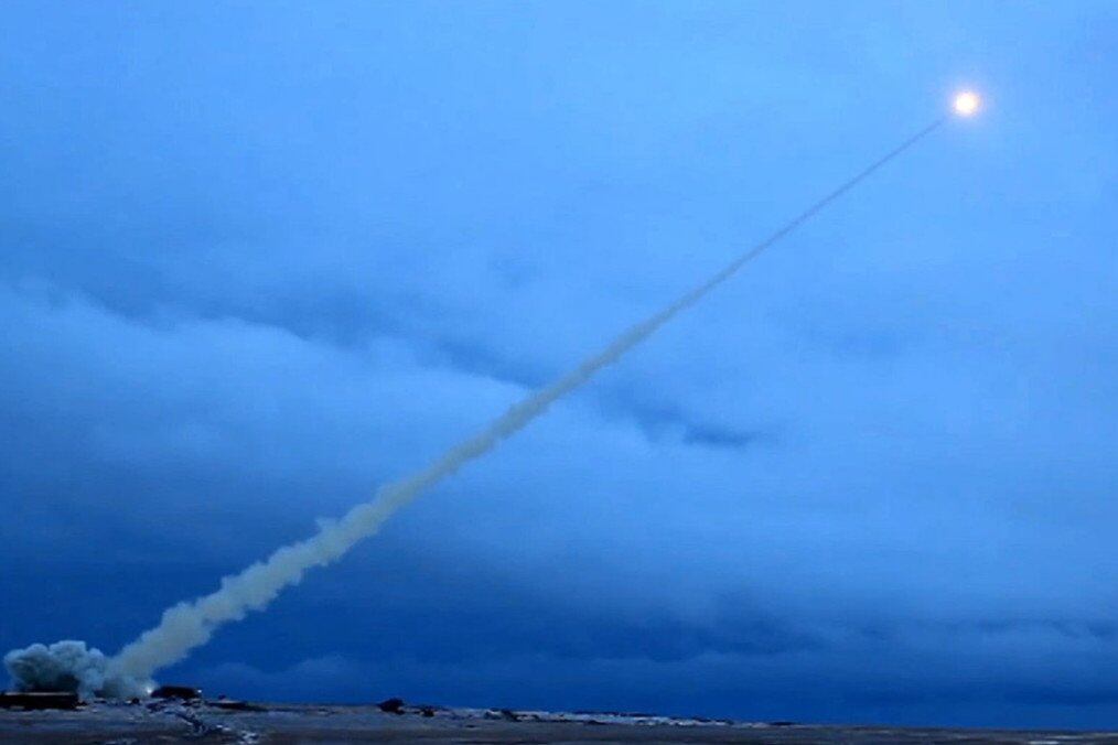 Filmagem do Ministério da Defesa da Rússia mostra um míssil de cruzeiro nuclear Burevestnik decolando durante testes