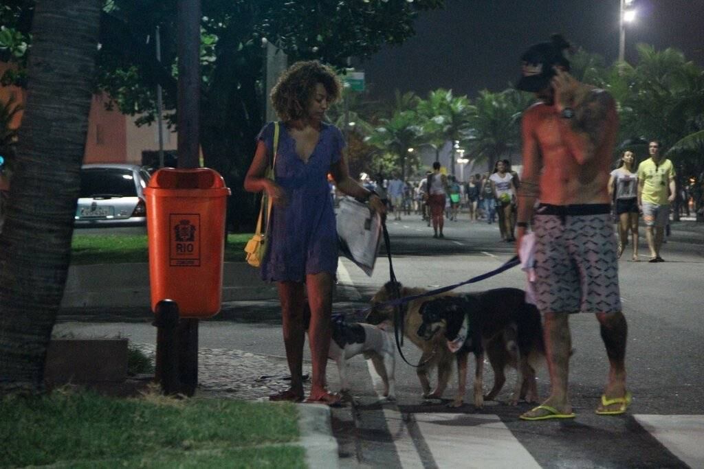 Preocupada com a limpeza da cidade, a atriz deu bom  exemplo descartando um saquinho com as fezes dos animais em uma lixeira do local