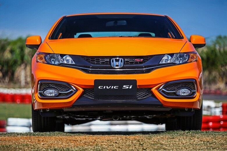 Um dos destaques de engenharia neste novo Civic Si é o diferencial dianteiro autoblocante, que distribui em igualdade a energia gerada pelo motor nas rodas, para que o esportivo mantenha o equilíbrio e o "handling" nas manobras. Para tornar a diversão mais segura, há controles eletrônicos de estabilidade e de tração

Saiba tudo sobre carros! Acesse www.r7.com/carros