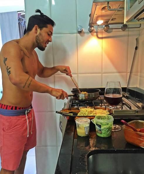 Em suas redes sociais, Lenny aparenta não dar bola para o
desemprego e mostra que gosta de ostentar e curtir as praias cariocas