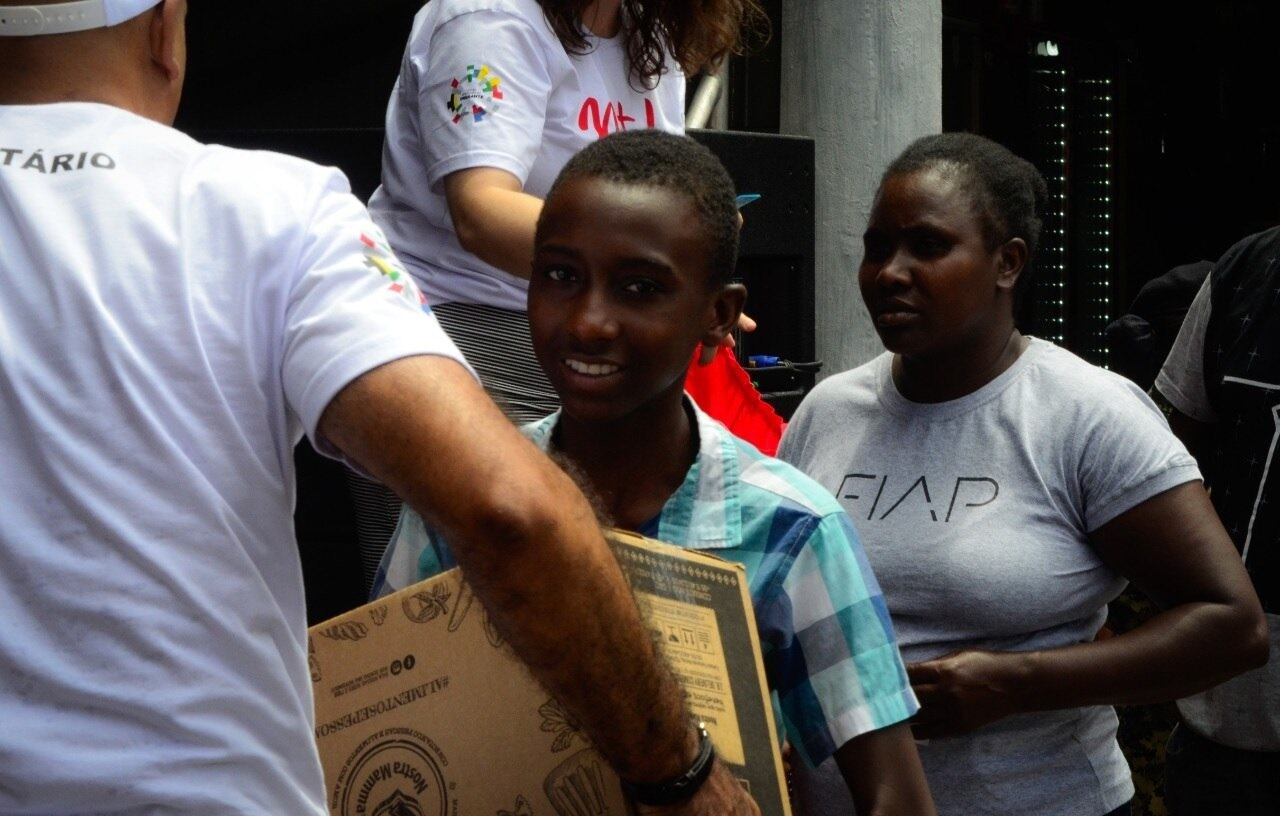 Pessoas de todas as nacionalidades recebem cestas