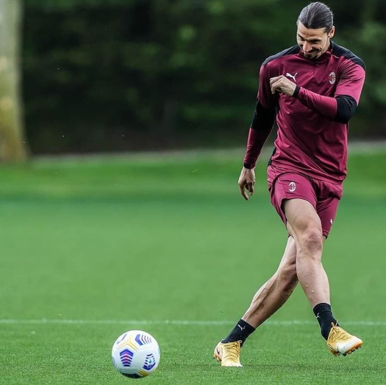 O quarto do sueco tinha vários pôsteres do Fenômeno. Há também um vídeo de Zlatan admirando Ronaldo antes da bola rolar no clássico de Milão, entre Inter e Milan, quando eles se enfrentaram.