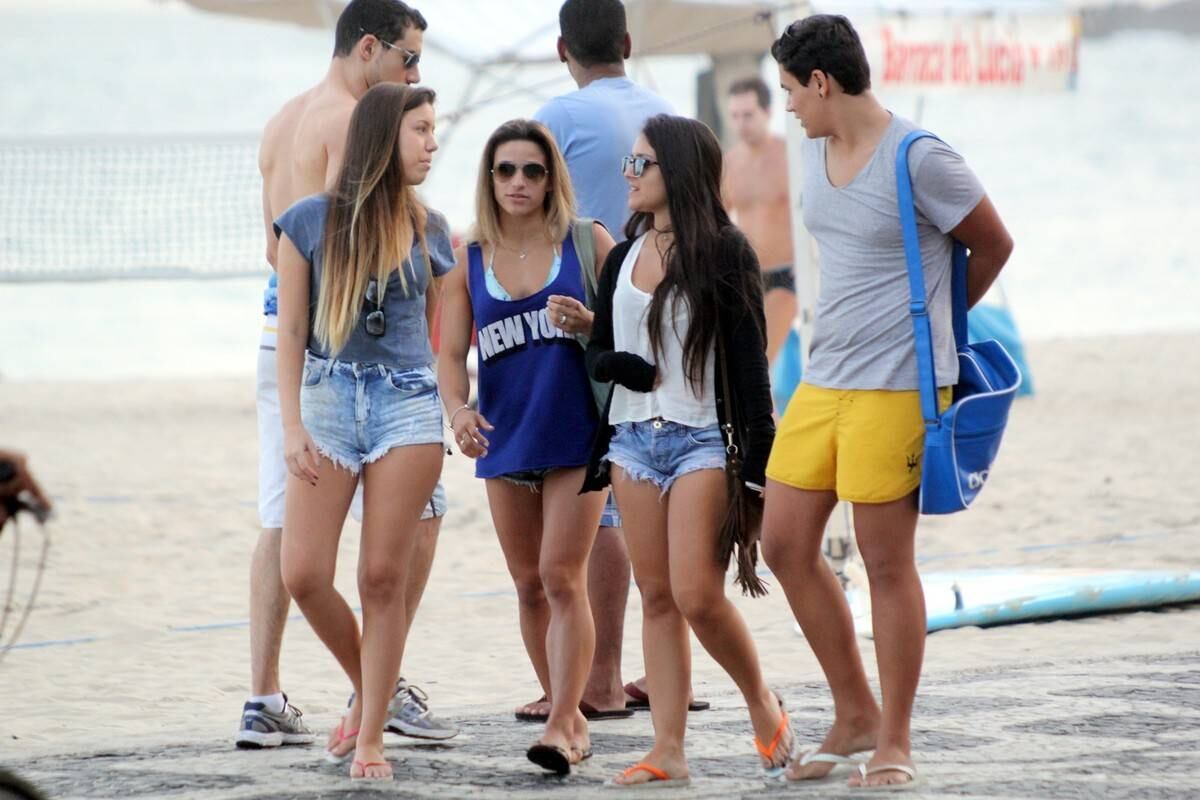 Jade Barbosa com amigos na praia do Leblon, Rio de Janeiro, neste sábado (14)