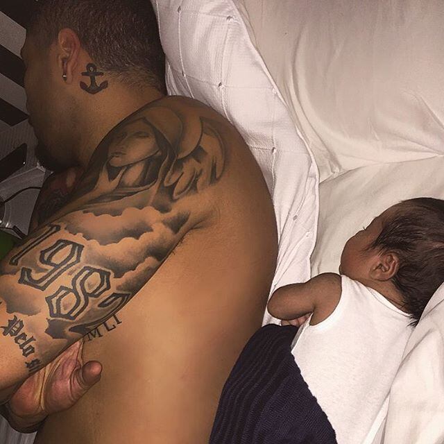 Apesar da fofura das fotos, os fãs queriam mesmo ver a carinha do bebê
