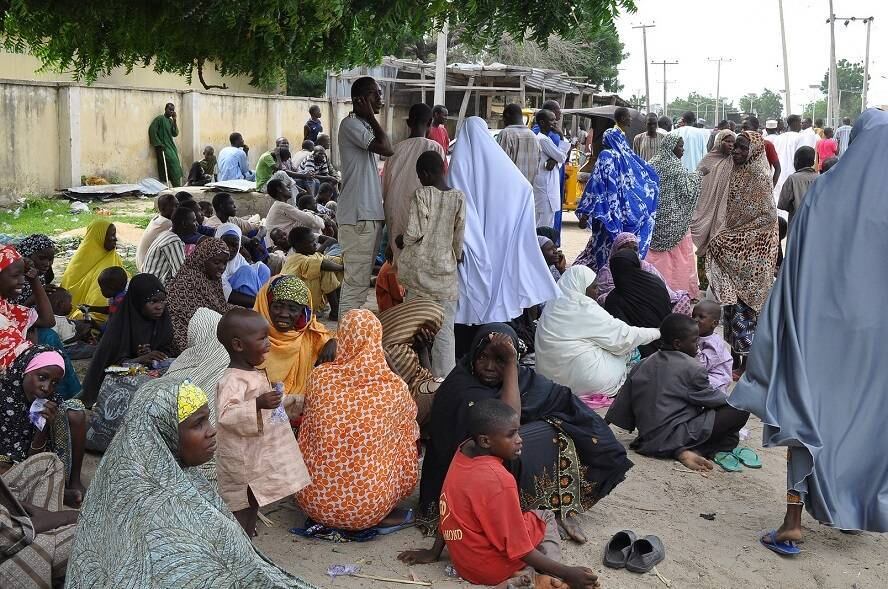 Os civis que fugiram de suas casas por causa de uma série de ataques violentos de militantes islâmicos se refugiam em uma escola em Maiduguri, na Nigéria, nesta quarta-feira (3).

Eles fogem da ação do grupo Boko Haram 
