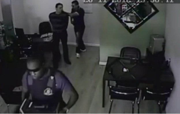 Câmeras de segurança da loja do empresário flagraram o momento em que ele foi levado algemado