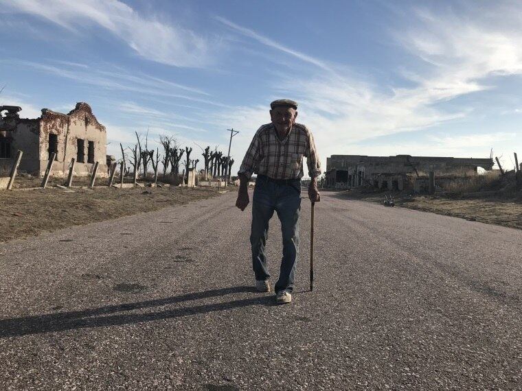 Pablo Novak caminha por Epecuén