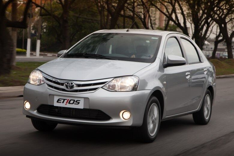 A linha 2014 do Toyota Etios foi anunciada em setembro desde ano sem alterações na carroceria, apenas na cabine do modelo. A versão top de linha do sedã (XLS) custa R$ 44.990, enquanto a versão de entrada (X) parte de R$ 39.790
Quer saber tudo sobre carros? Acesse www.r7.com/carros