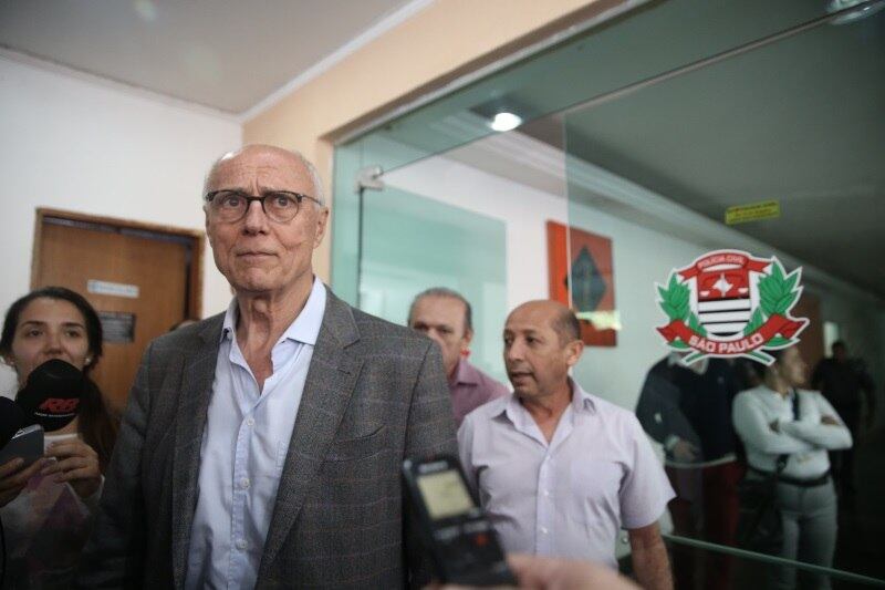 Por volta das 15h, Suplicy já havia sido liberado. Na delegacia, ele explicou o acontecido:
— Na hora que
eu vi que havia um grupo de PMS avançando com escudos e com uma escavadeira que
estava avançando logo atrás (...) fiquei com receio de que pudesse de repente
haver uma cena de violência quase que incontrolável e eu resolvi me deitar para
evitar qualquer violência