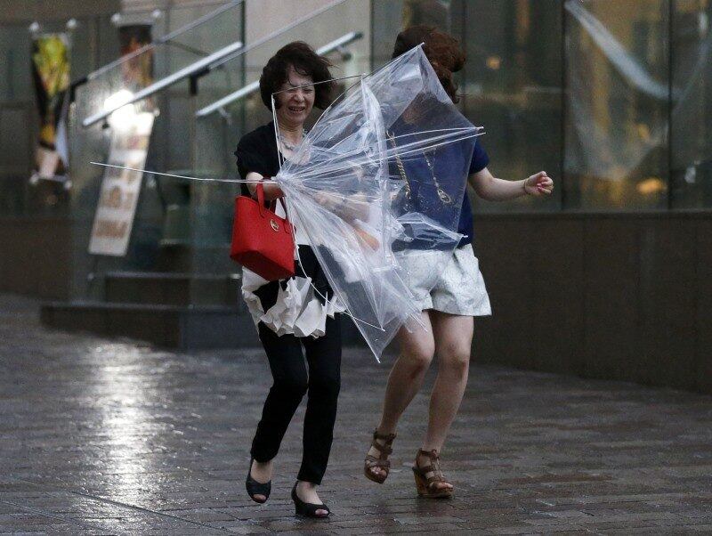 O poderoso tufão Halong deixou, em sua passagem pelo
Japão, pelo menos quatro mortos e 600 voos cancelados, por causa dos fortes
ventos e da intensa chuva que, segundo a Agência Meteorológica japonesa,
continuarão neste domingo. O 11º tufão da temporada chegou ontem
ao sul do país. Por volta das 8h (local, 20h em Brasília) estava a cerca de 50
quilômetros ao sul da prefeitura de Hokushima, ilha de Shikoku, no sul do país,
e viajava para o noroeste a uma velocidade de 20 km/h. 