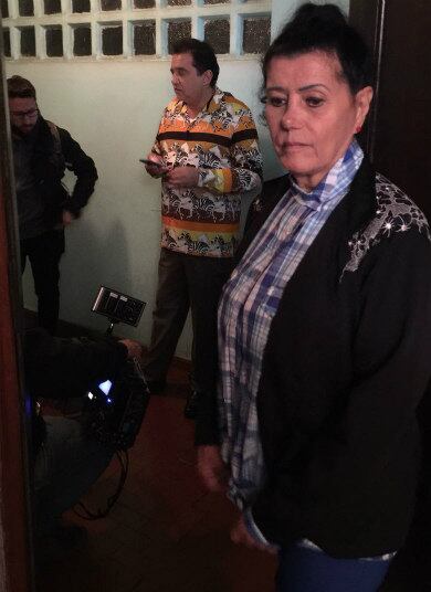 O rosto cansado evidencia a luta diária para equilibrar o orçamento doméstico. Os dias de shows, outrora sua maior renda, acabaram. Hoje, a artista é costureira em uma alfaiataria no centro de São Paulo e ganha apenas R$ 27 ao dia

