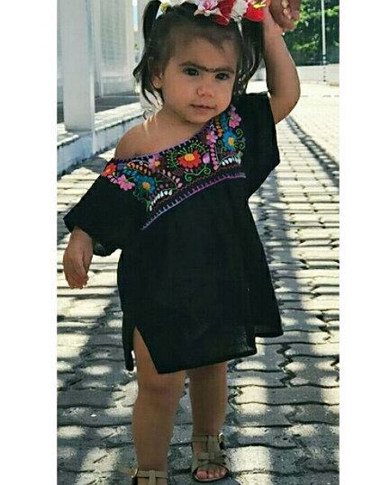 Na foto acima, Deborah Secco fez uma brincadeirinha ao "juntar" as sobrancelhas da filha e fazer com que ela parecesse a pintora mexicana Frida Kahlo