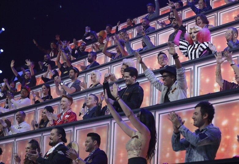 Os dois se juntam ao
cantor Vinny Fist (Fortaleza – CE), à estudante Yasmine Mahfuz (São Paulo –
SP), à cantora Débora Pinheiro (Rio de Janeiro – RJ) e à representante comercial
Naheda Beydoun (Berlim – Alemanha), que, durante a fase de eliminação, por
terem feito os cem jurados se levantarem diante de suas performances,
garantiram uma vaga na finalíssima do programa