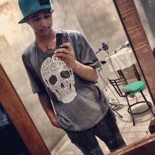 Segundo o artigo 241-B do Estatuto da Criança e do Adolescente,  quem “adquirir, possuir ou armazenar,
por qualquer meio, fotografia, vídeo ou outra forma de registro que contenha
cena de sexo explícito ou pornográfica envolvendo criança ou adolescente” está
sujeito a uma pena que varia de um a quatro anos de prisão e multa. A defesa do
cantor não foi localizada até a publicação desta matéria para comentar o caso
