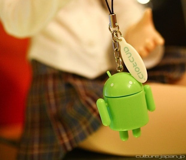 O lançamento dos novos modelos de iPhone são um sucesso que não é possível contestar. Já foram vendidos mais de 4 milhões de smartphones entre o iPhone 6 e o iPhone 6 Plus, segundo a Apple. Detalhe: os smartphones ainda estão em pré-venda. Mesmo assim, é impossível não notar que a companhia da maçã apresentou alguns recursos já conhecidos no mundo Android. Saiba sete coisas que um iPhone 6 tem em comum com um smartphone Android de 2010!