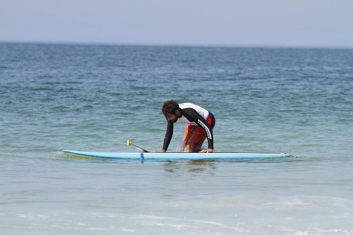 Bruno Gagliasso e Ricardo Pereira praticam stand up paddle na praia da Barra da Tijuca, no Rio