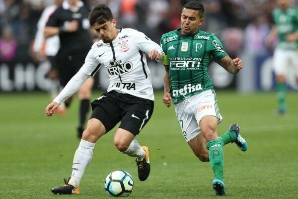 O dérbi disputado no dia 5 de novembro de 2017, no
Itaquerão, foi praticamente uma final antecipada do Brasileirão. Se vencesse, o
Palmeiras, vice-líder do Nacional, encostaria no rival, que liderava, mas estava
em queda de rendimento. O Corinthians foi muito superior ao time alviverde naquela
tarde, venceu por 3 a 2 e retomou o caminho para a conquista do heptacampeonato nacional