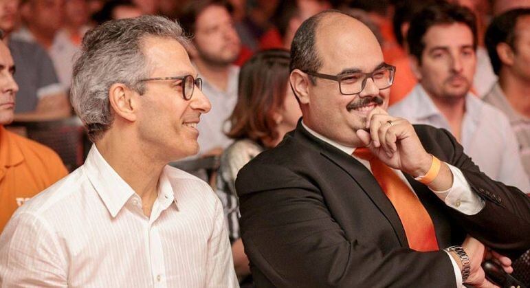 Romeu Zema, atual governador de Minas Gerais, ao lado de Mateus Simões, seu vice na chapa
